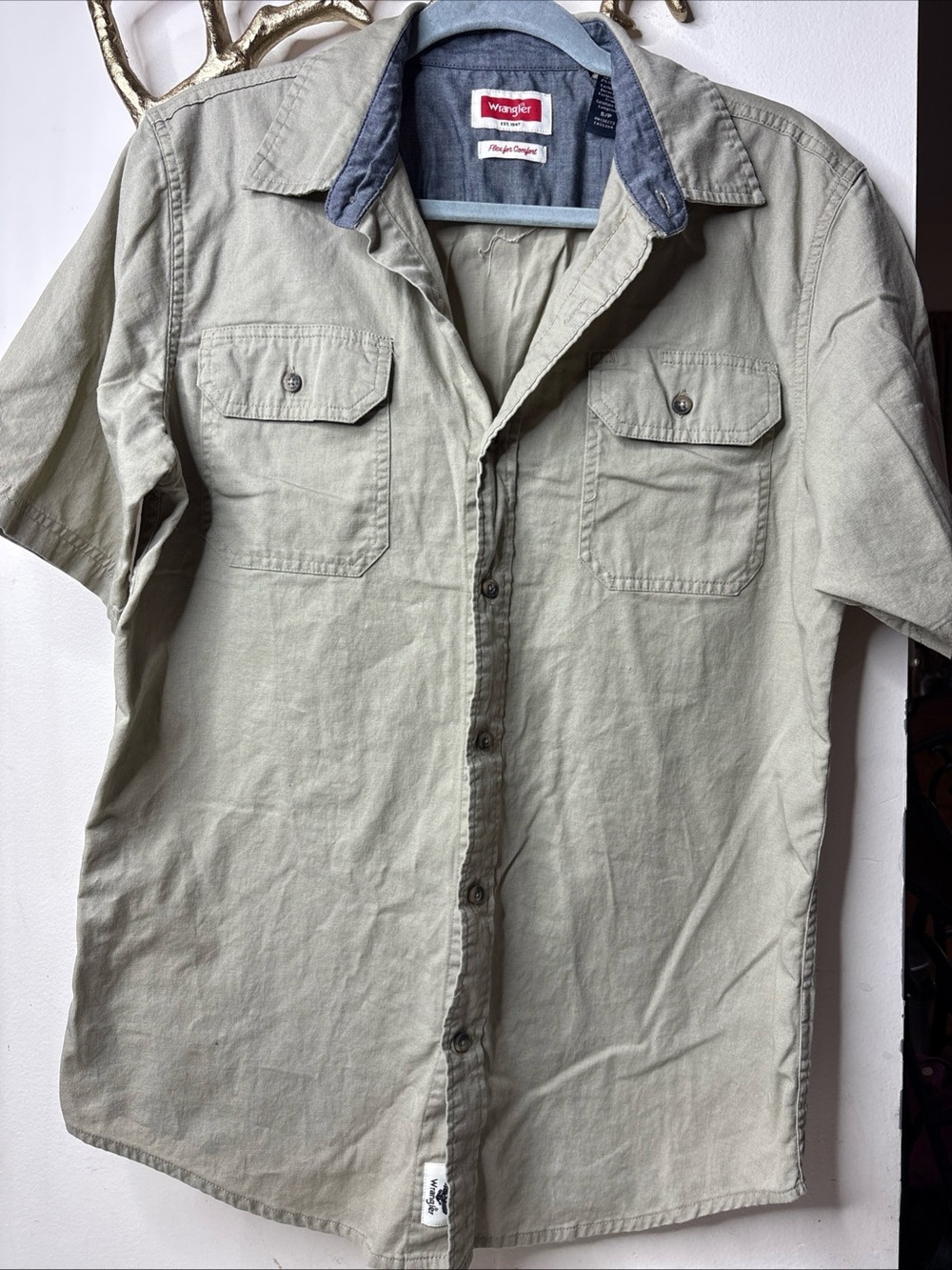 Wrangler Men’s Short-Sleeve Button-Up Shirt in Light Olive small